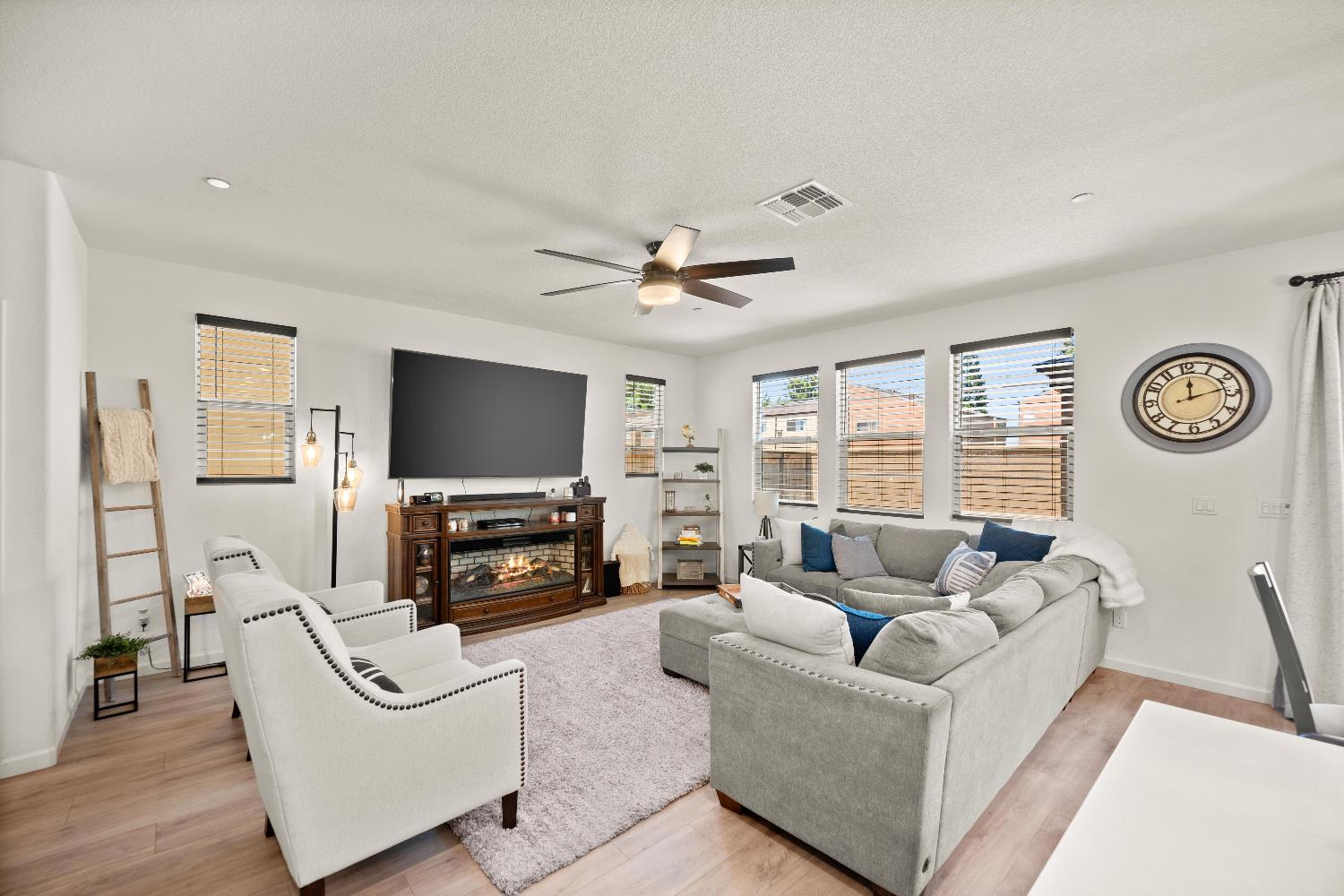 Detail Gallery Image 10 of 55 For 257 Bywell Bridge Cir, Sacramento,  CA 95823 - 3 Beds | 2/1 Baths