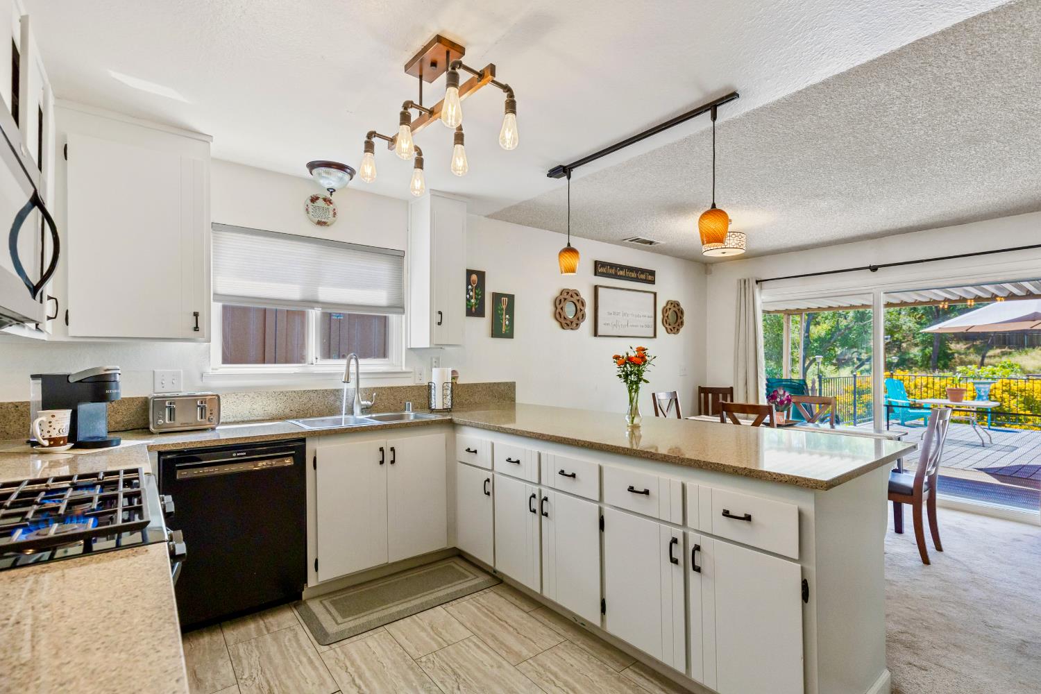Detail Gallery Image 3 of 17 For 6527 Mel Ct, Citrus Heights,  CA 95610 - 3 Beds | 2 Baths