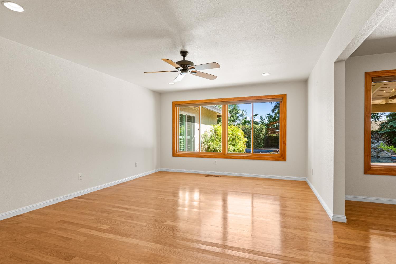 Detail Gallery Image 7 of 41 For 6840 Appomattox Way, Carmichael,  CA 95608 - 3 Beds | 2 Baths