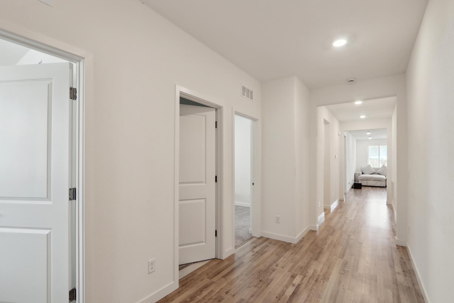 Detail Gallery Image 5 of 37 For 8628 Lakha Cir, Sacramento,  CA 95828 - 4 Beds | 2 Baths