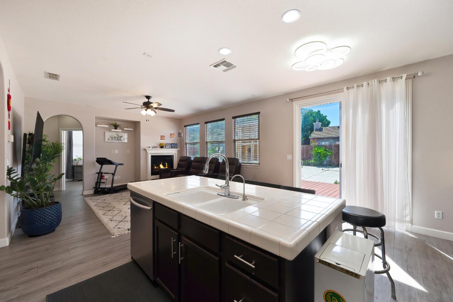 Detail Gallery Image 6 of 42 For 10112 Nebbiolo Ct, Elk Grove,  CA 95624 - 4 Beds | 3 Baths