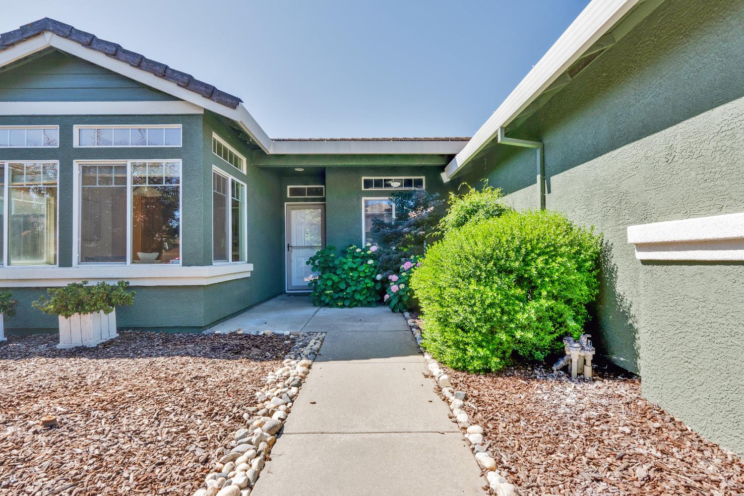 Detail Gallery Image 2 of 34 For 9588 Fetlock Way, Elk Grove,  CA 95624 - 3 Beds | 2 Baths
