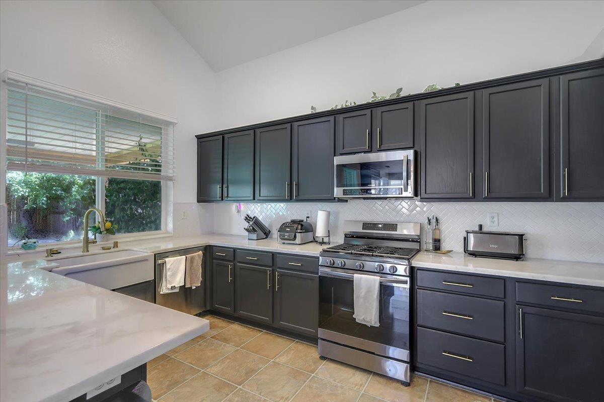 Detail Gallery Image 12 of 47 For 2189 Stonewater Dr, Yuba City,  CA 95991 - 4 Beds | 2/1 Baths