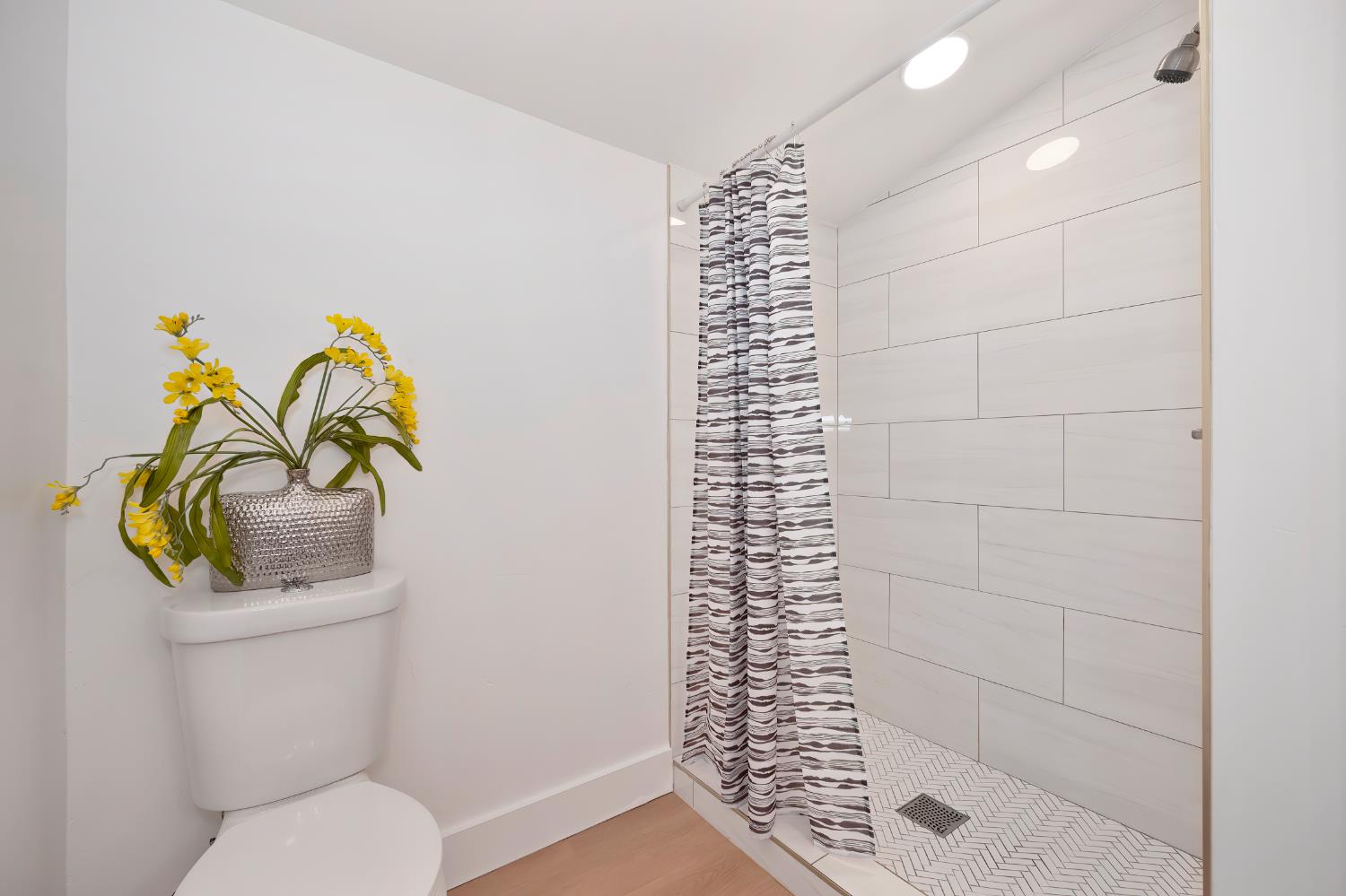 Detail Gallery Image 20 of 27 For 2391 Beaumont St, Sacramento,  CA 95815 - 2 Beds | 2 Baths