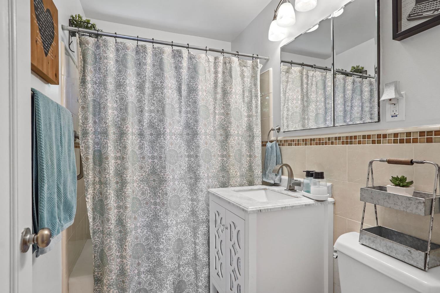 Detail Gallery Image 16 of 28 For 2110 Cascade Rd, Sacramento,  CA 95864 - 3 Beds | 2 Baths