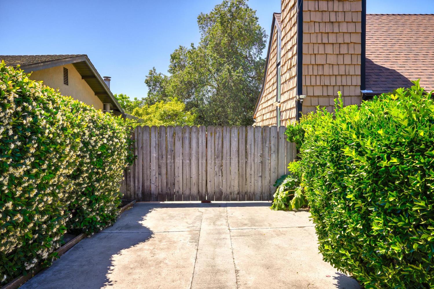 Detail Gallery Image 7 of 58 For 2028 Scenic Dr, Modesto,  CA 95355 - 3 Beds | 3 Baths