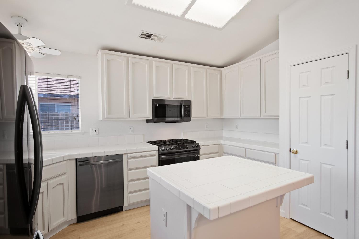 Detail Gallery Image 11 of 28 For 2711 Cameron Park Dr, Ceres,  CA 95307 - 3 Beds | 2 Baths
