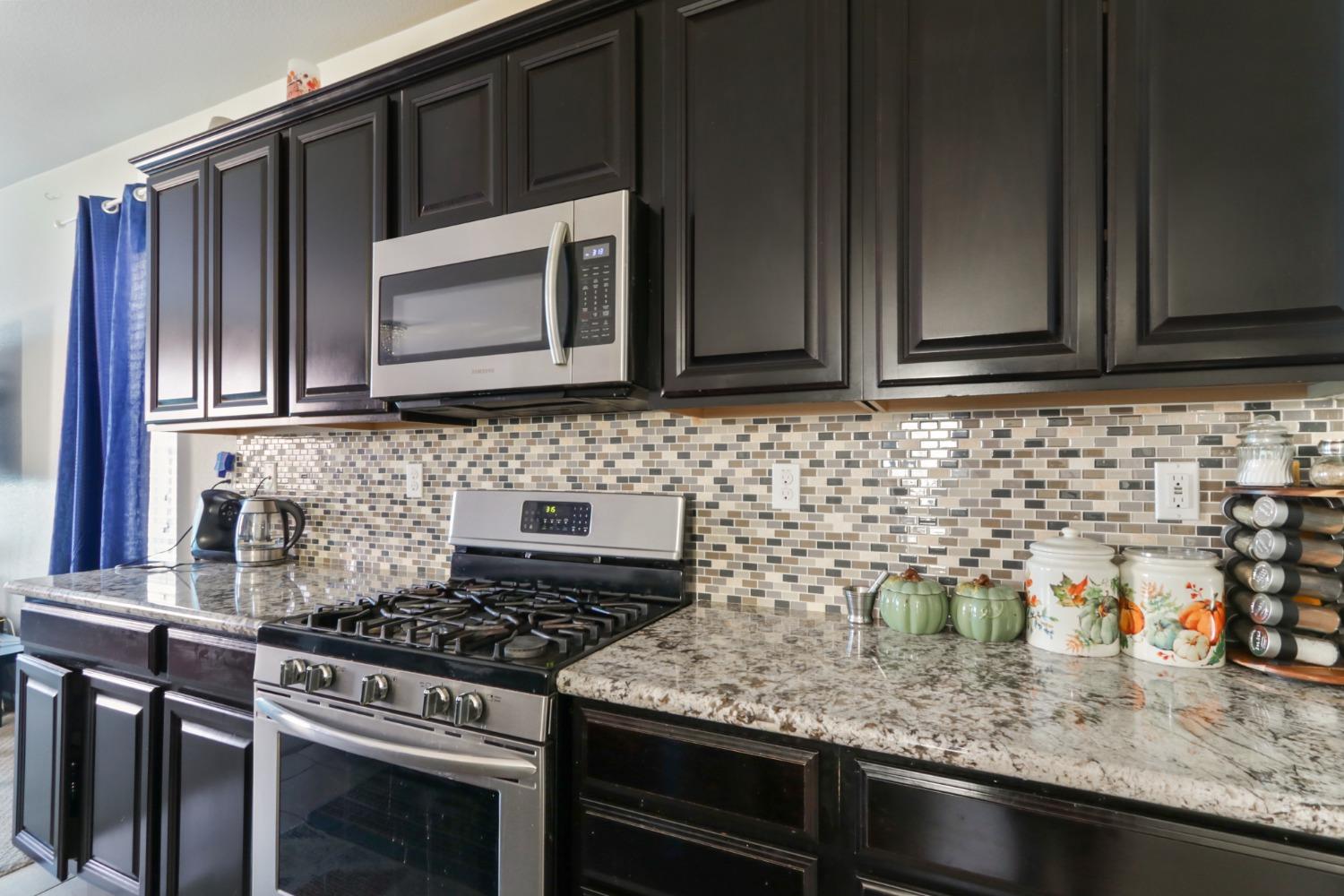 Detail Gallery Image 14 of 45 For 2015 Davis St, Woodland,  CA 95776 - 5 Beds | 3 Baths