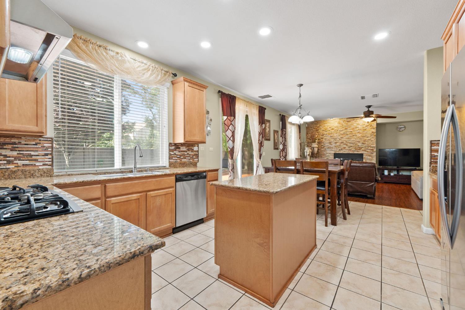 Detail Gallery Image 11 of 33 For 11866 Rubilite Way, Rancho Cordova,  CA 95742 - 4 Beds | 3 Baths