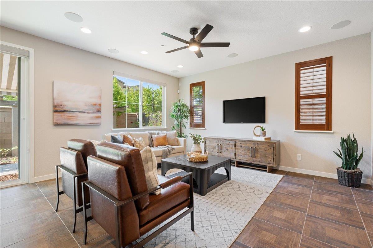 Detail Gallery Image 12 of 54 For 1032 Oakbriar Cir, Roseville,  CA 95747 - 4 Beds | 3 Baths
