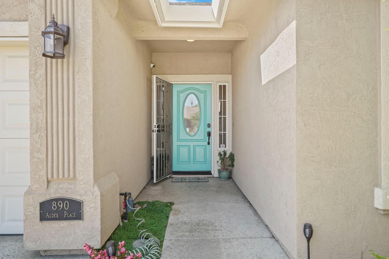 Detail Gallery Image 2 of 36 For 890 Alder Pl, Lodi,  CA 95242 - 3 Beds | 2 Baths