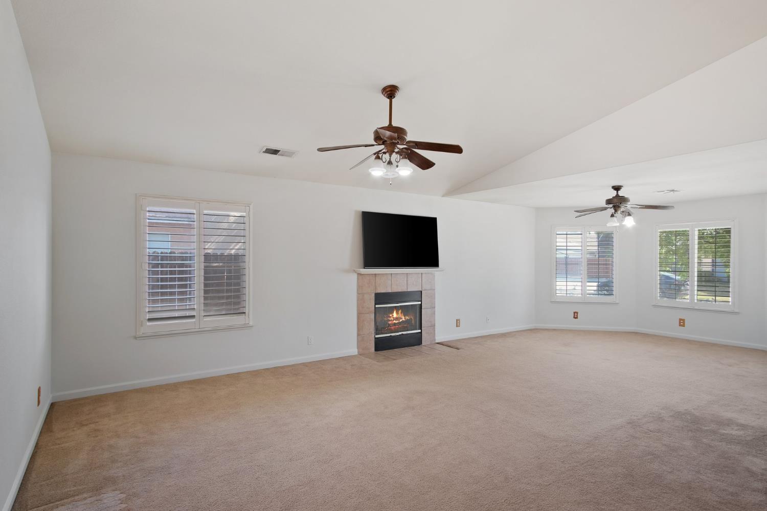 Detail Gallery Image 5 of 28 For 2711 Cameron Park Dr, Ceres,  CA 95307 - 3 Beds | 2 Baths