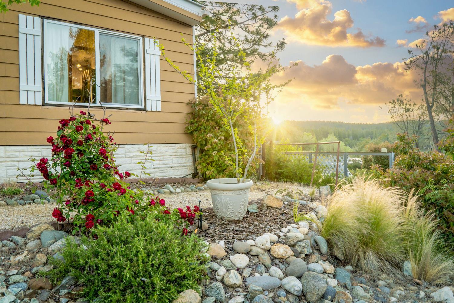 Detail Gallery Image 4 of 51 For 1567 Mulberry Dr, Grass Valley,  CA 95945 - 2 Beds | 2 Baths