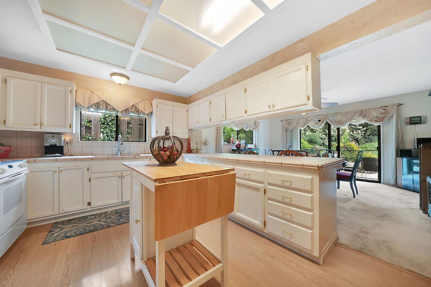 Detail Gallery Image 4 of 28 For 10896 Sutter Circle, Sutter Creek,  CA 95685 - 3 Beds | 2 Baths