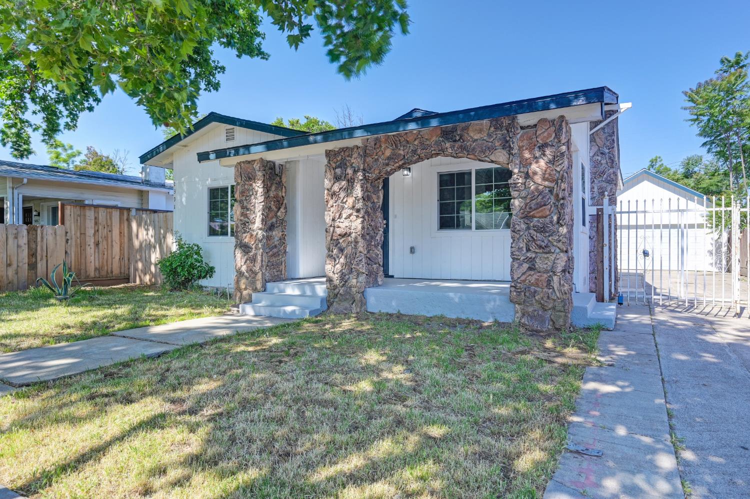 Detail Gallery Image 2 of 27 For 2391 Beaumont St, Sacramento,  CA 95815 - 2 Beds | 2 Baths