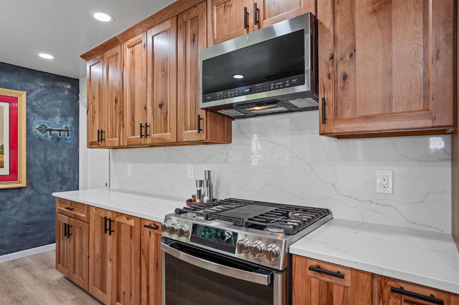 Detail Gallery Image 12 of 28 For 2110 Cascade Rd, Sacramento,  CA 95864 - 3 Beds | 2 Baths