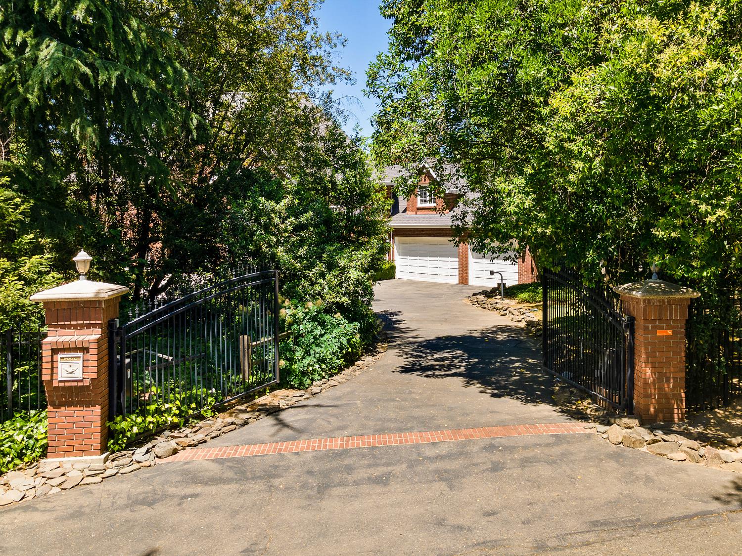 Detail Gallery Image 5 of 85 For 6809 Stanley Ave, Carmichael,  CA 95608 - 5 Beds | 4 Baths