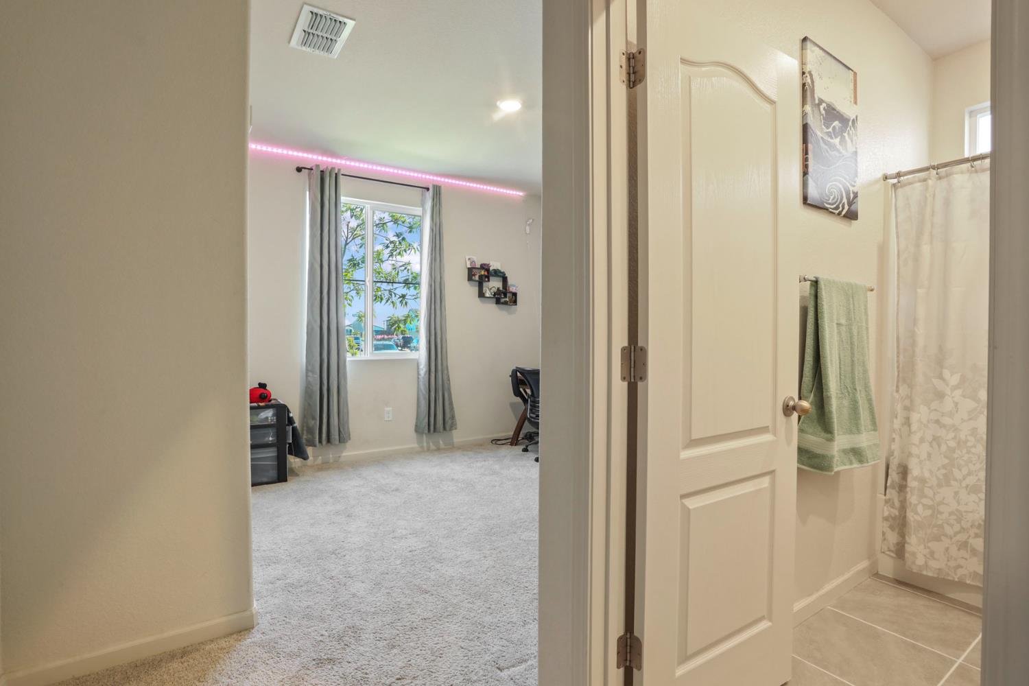 Detail Gallery Image 8 of 64 For 6925 Foraker Dr, Stockton,  CA 95219 - 5 Beds | 3/1 Baths