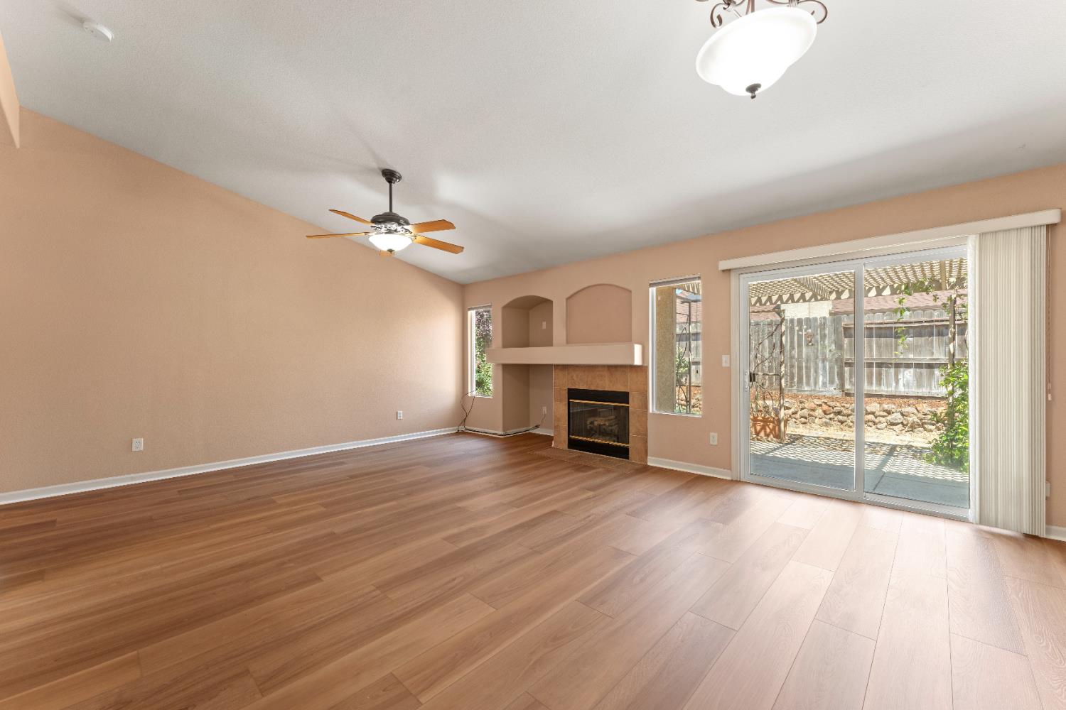 Detail Gallery Image 8 of 35 For 807 Harding Pl, Wheatland,  CA 95692 - 3 Beds | 2 Baths