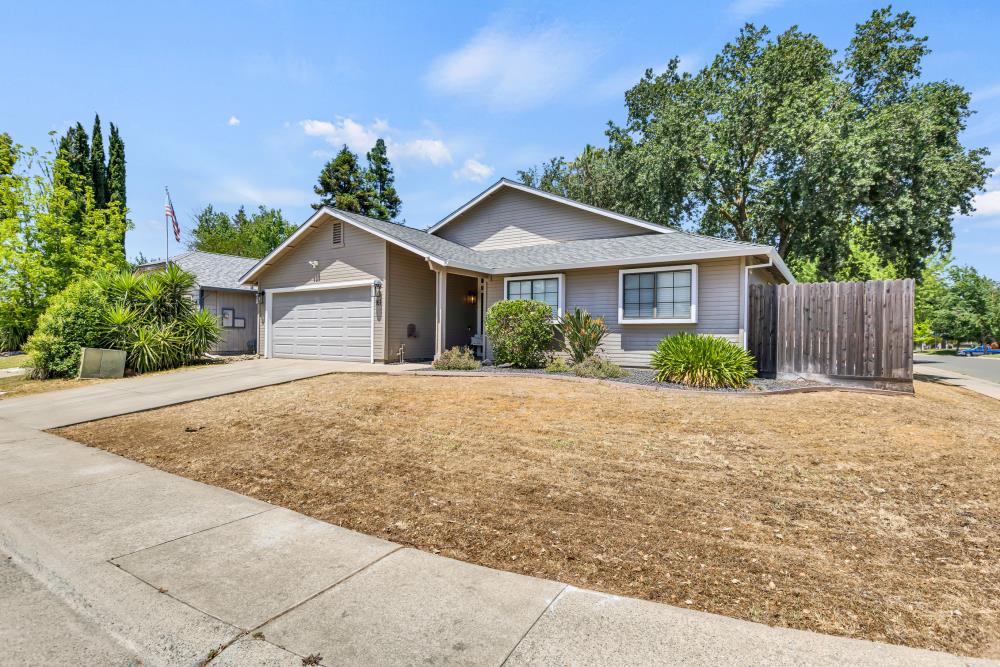 Detail Gallery Image 2 of 26 For 161 W E St, Galt,  CA 95632 - 3 Beds | 2 Baths