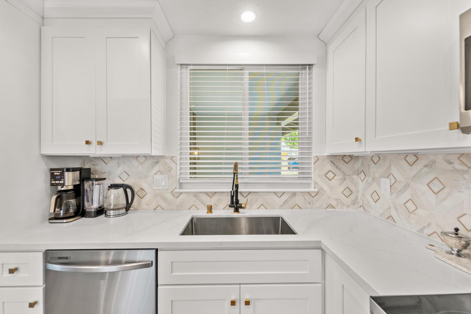 Detail Gallery Image 10 of 33 For 6840 Kettering Cir, Fair Oaks,  CA 95628 - 3 Beds | 2 Baths
