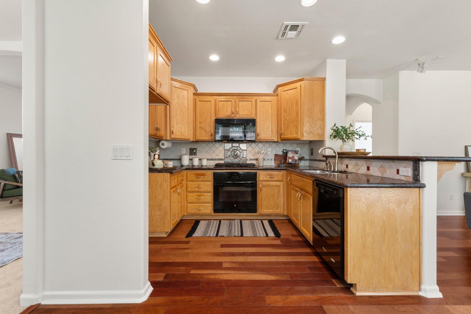 Detail Gallery Image 12 of 53 For 1889 Broadford Dr, Folsom,  CA 95630 - 4 Beds | 3 Baths