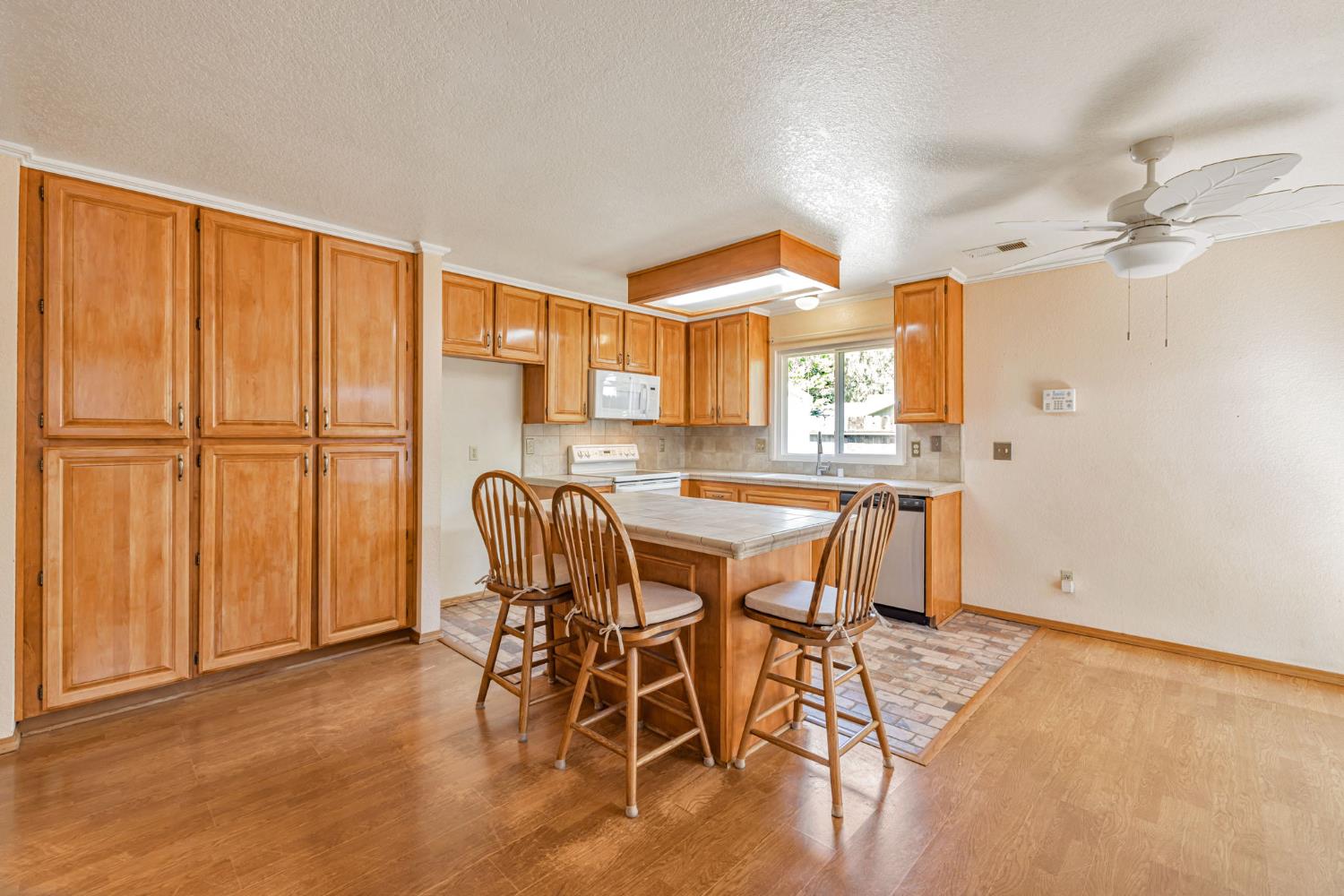 Detail Gallery Image 12 of 37 For 6818 Flaming Arrow Dr, Citrus Heights,  CA 95621 - 3 Beds | 2 Baths
