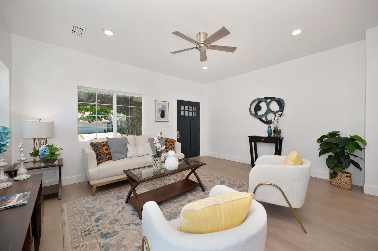 Detail Gallery Image 5 of 27 For 2391 Beaumont St, Sacramento,  CA 95815 - 2 Beds | 2 Baths