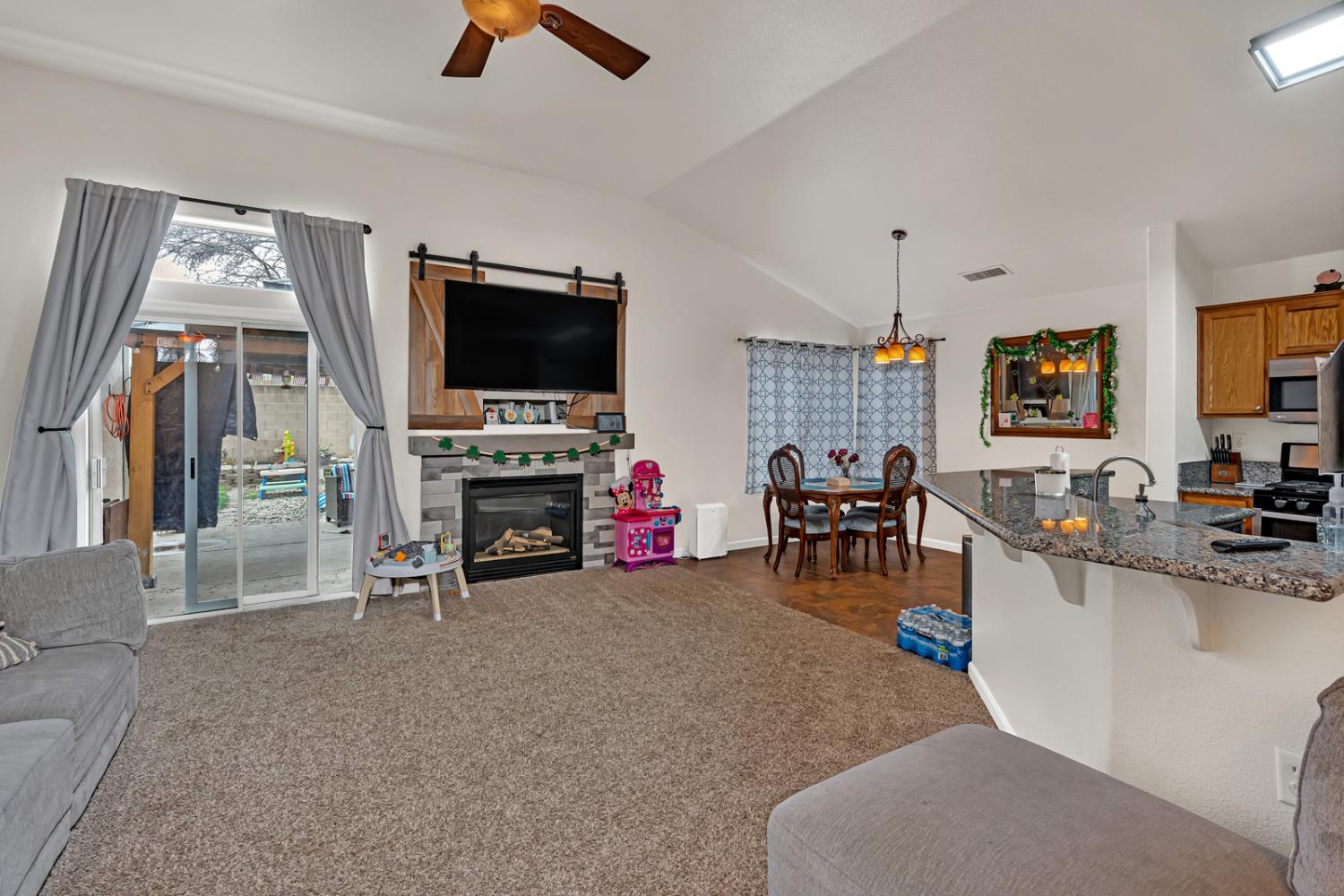 Detail Gallery Image 16 of 47 For 2200 Hanson Ave, Clovis,  CA 93611 - 3 Beds | 2 Baths