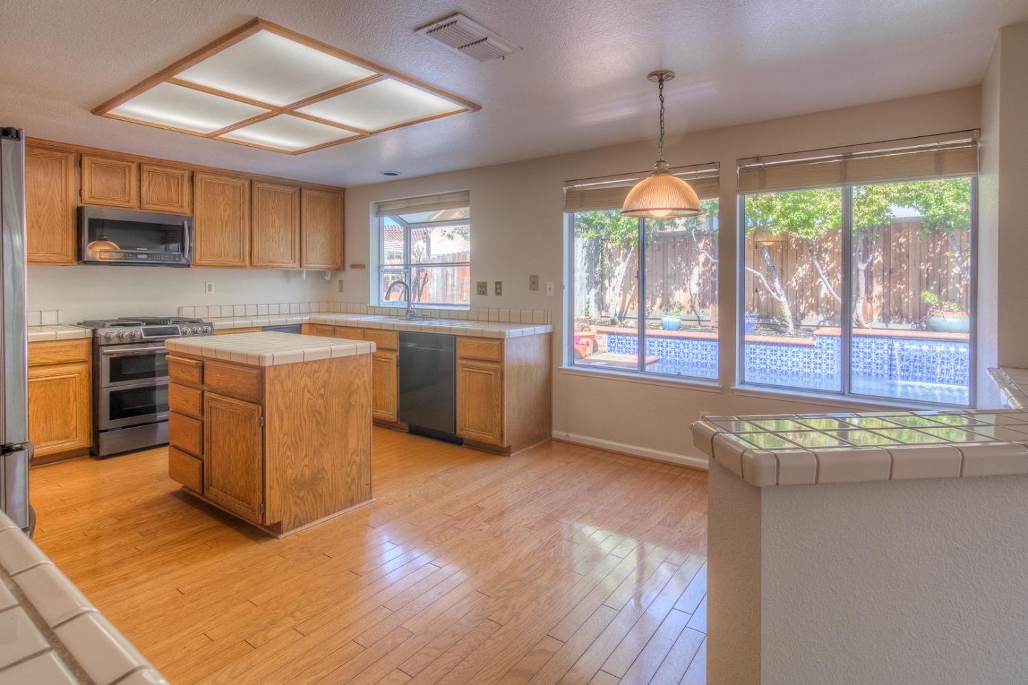Detail Gallery Image 11 of 52 For 3047 Strand Rd, Rocklin,  CA 95765 - 4 Beds | 2/1 Baths