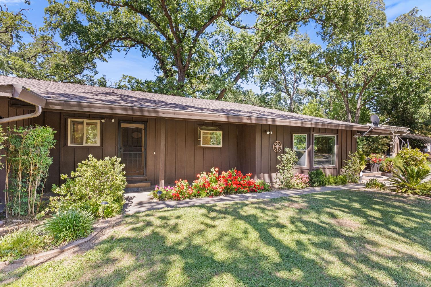 Detail Gallery Image 4 of 59 For 7705 Horseshoe Bar Rd, Loomis,  CA 95650 - 3 Beds | 2 Baths