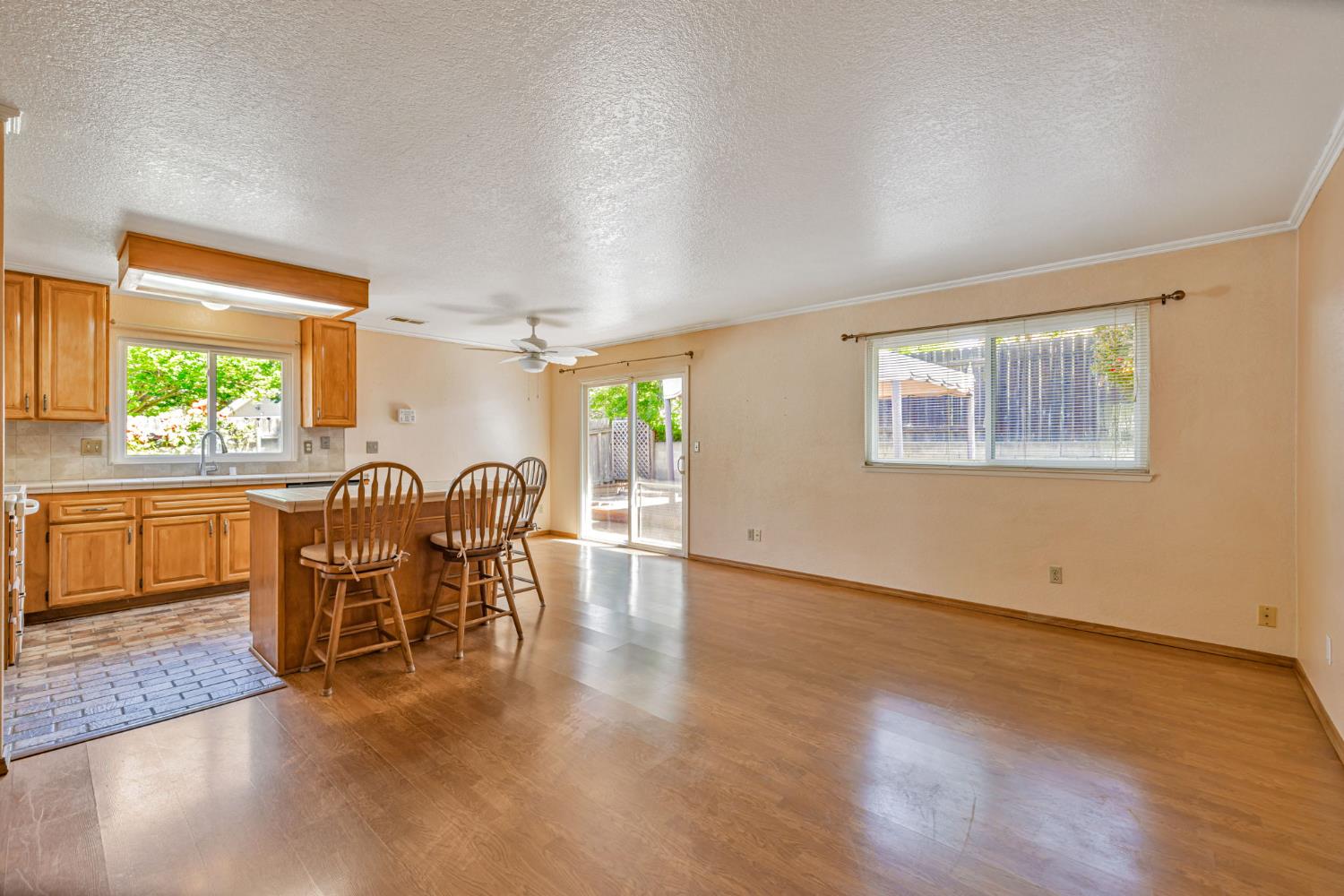 Detail Gallery Image 10 of 37 For 6818 Flaming Arrow Dr, Citrus Heights,  CA 95621 - 3 Beds | 2 Baths