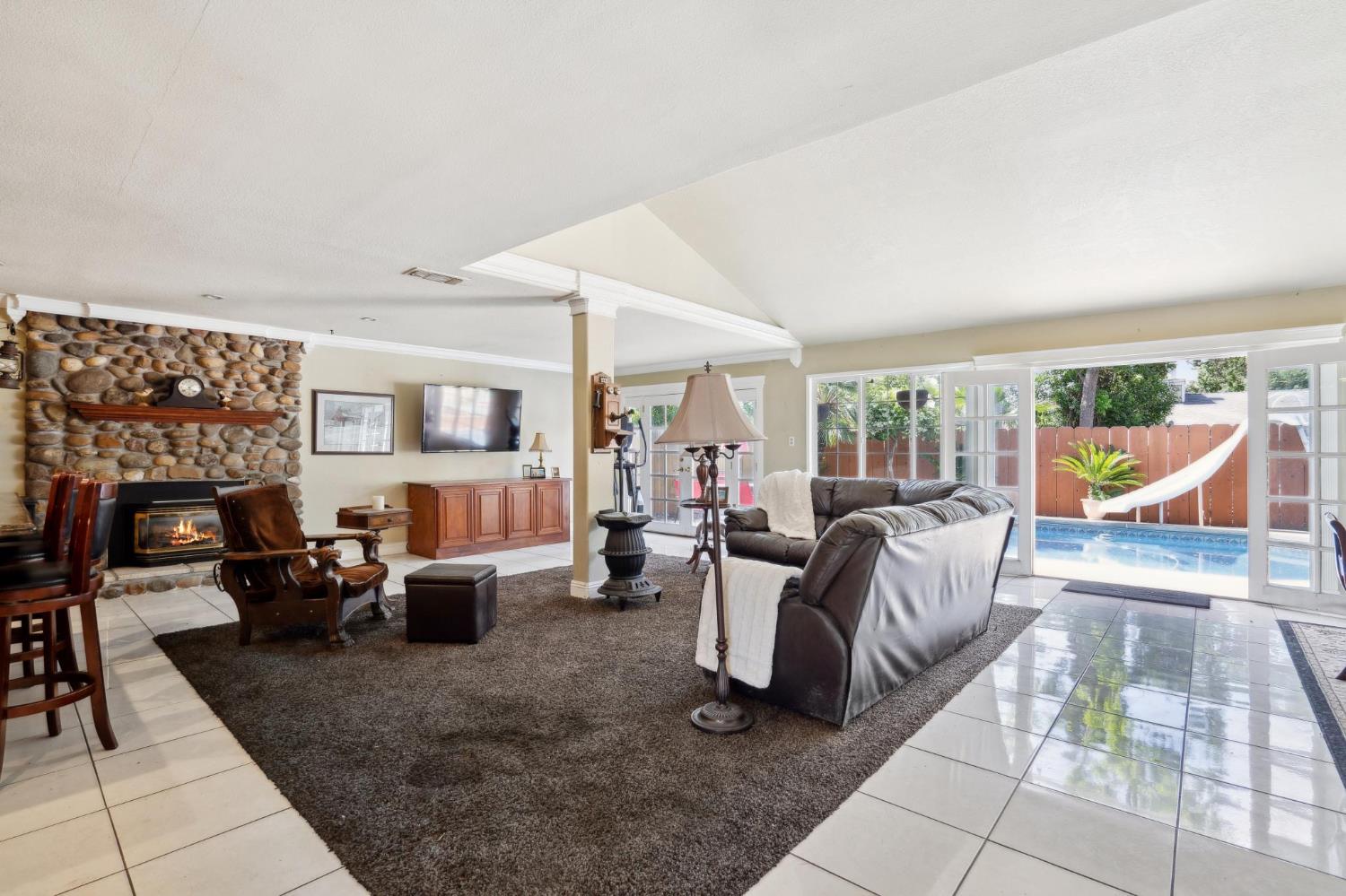 Detail Gallery Image 4 of 24 For 1428 Chelsea Way, Stockton,  CA 95209 - 3 Beds | 2 Baths