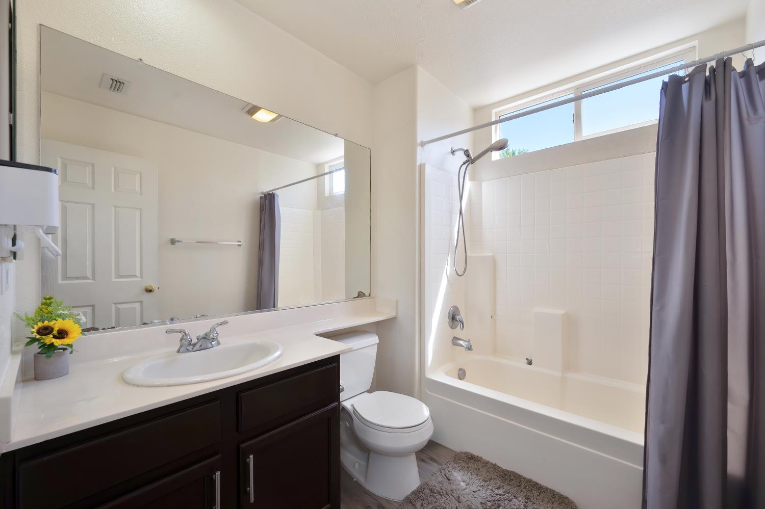 Detail Gallery Image 15 of 42 For 10112 Nebbiolo Ct, Elk Grove,  CA 95624 - 4 Beds | 3 Baths