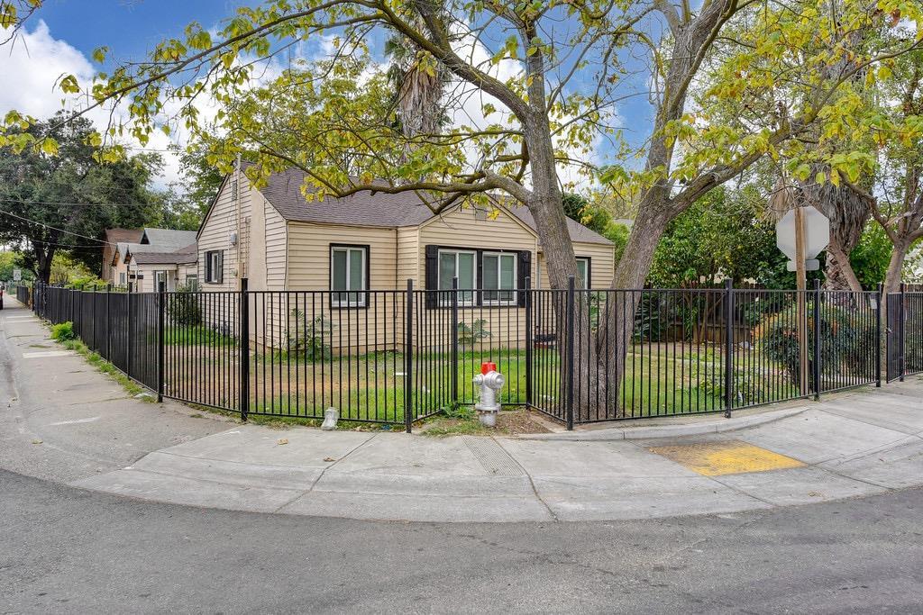 Detail Gallery Image 2 of 34 For 3946 23rd Ave, Sacramento,  CA 95820 - – Beds | – Baths