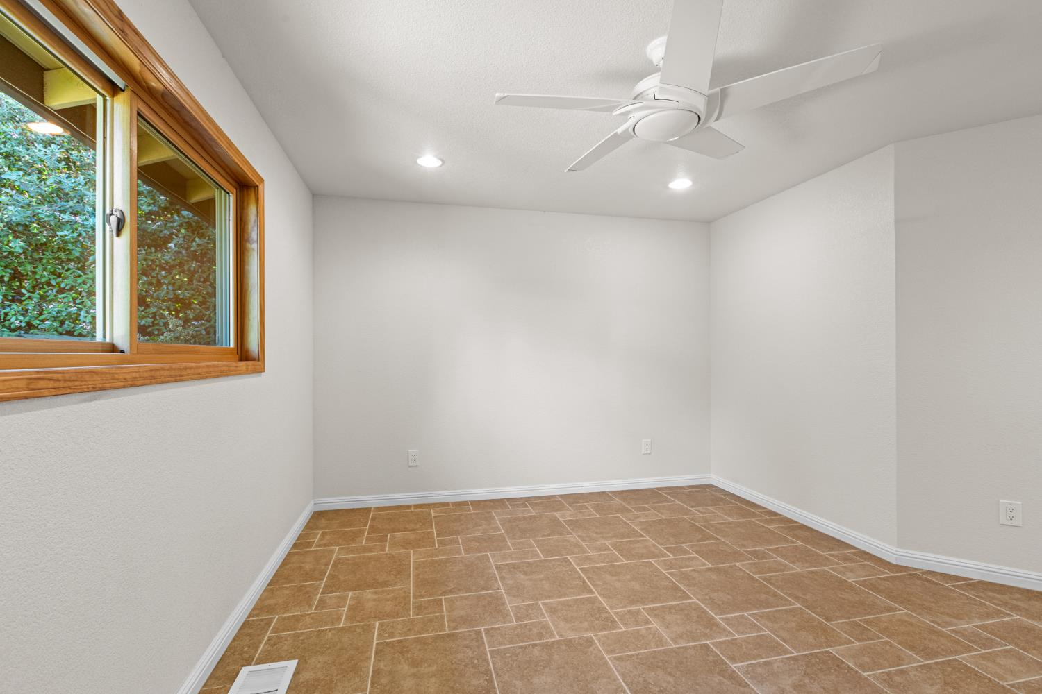 Detail Gallery Image 21 of 41 For 6840 Appomattox Way, Carmichael,  CA 95608 - 3 Beds | 2 Baths