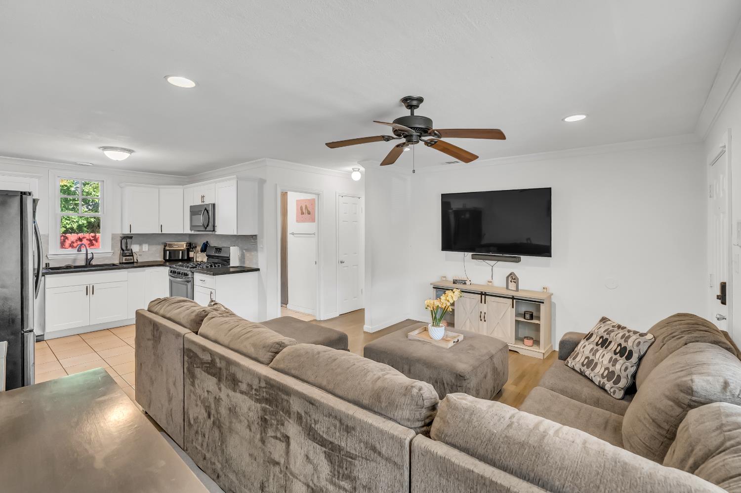 Detail Gallery Image 9 of 33 For 3520 San Jose Way, Sacramento,  CA 95817 - 2 Beds | 1 Baths