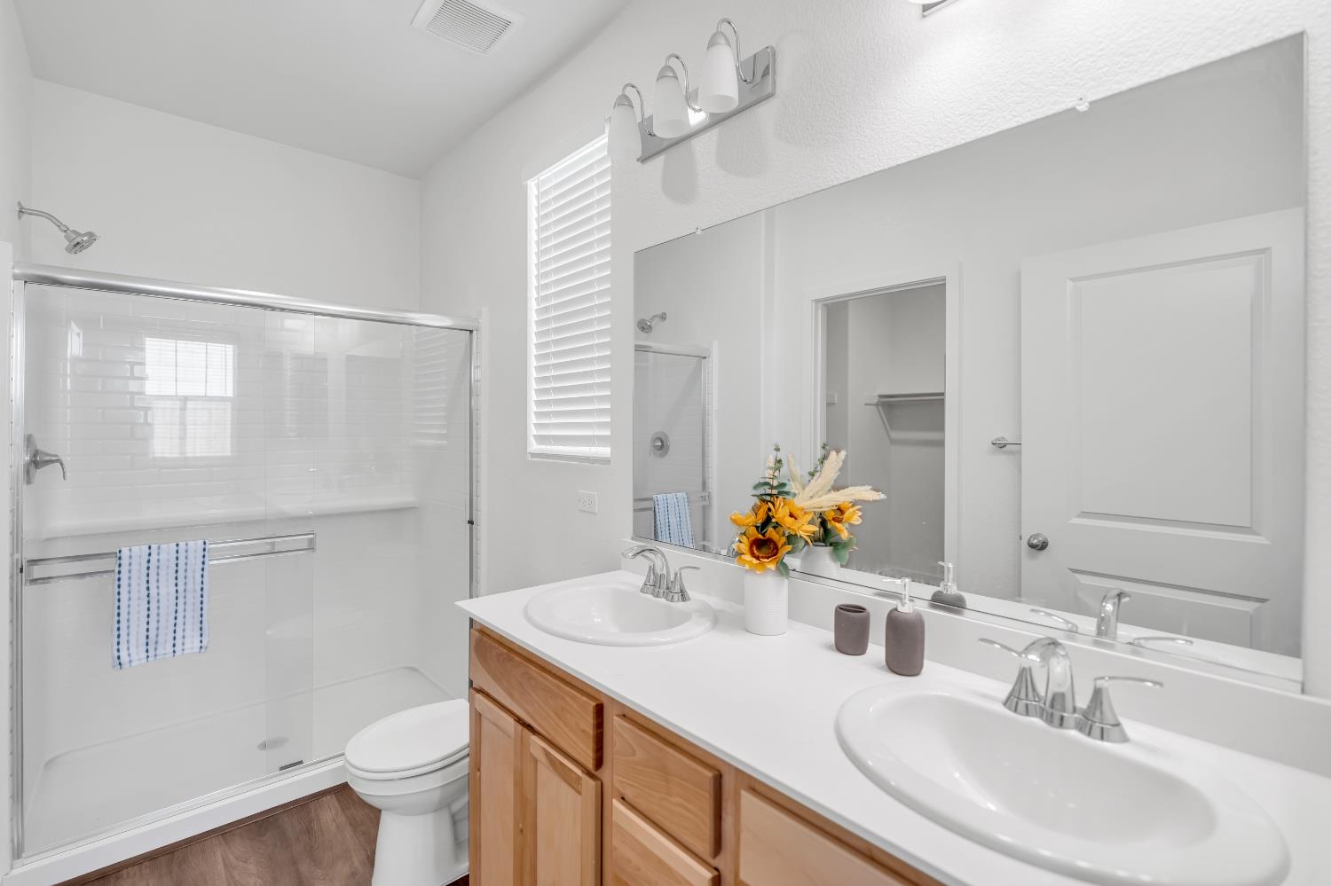 Detail Gallery Image 5 of 38 For 10109 Zane Way, Elk Grove,  CA 95757 - 3 Beds | 2 Baths