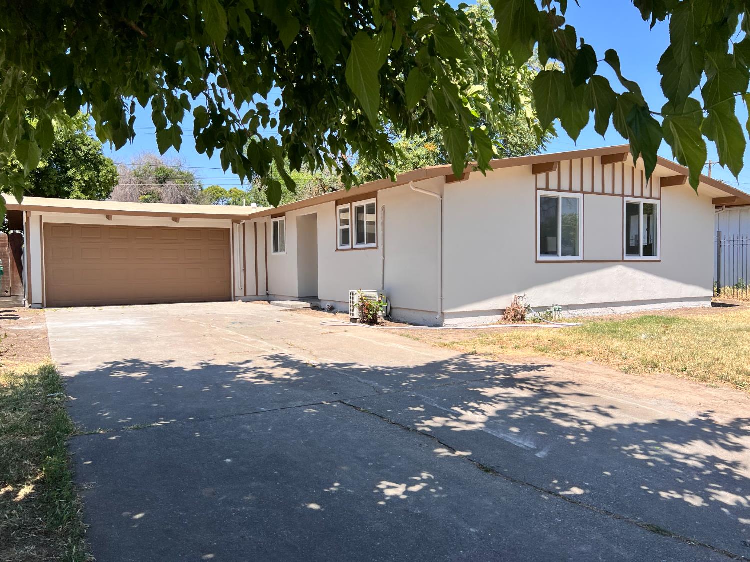 Detail Gallery Image 1 of 15 For 717 E Barrymore St, Stockton,  CA 95204 - 3 Beds | 1 Baths