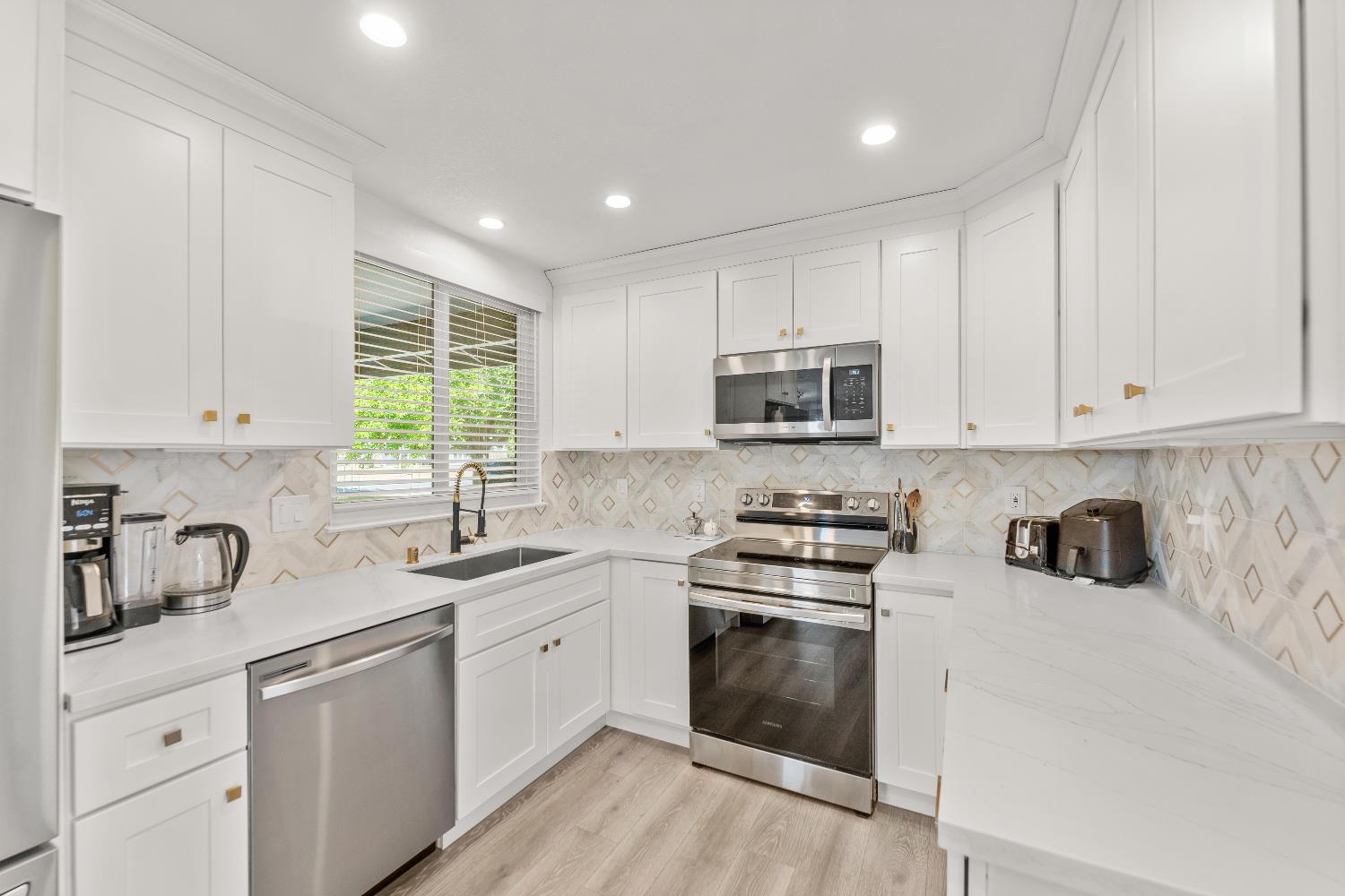 Detail Gallery Image 9 of 33 For 6840 Kettering Cir, Fair Oaks,  CA 95628 - 3 Beds | 2 Baths