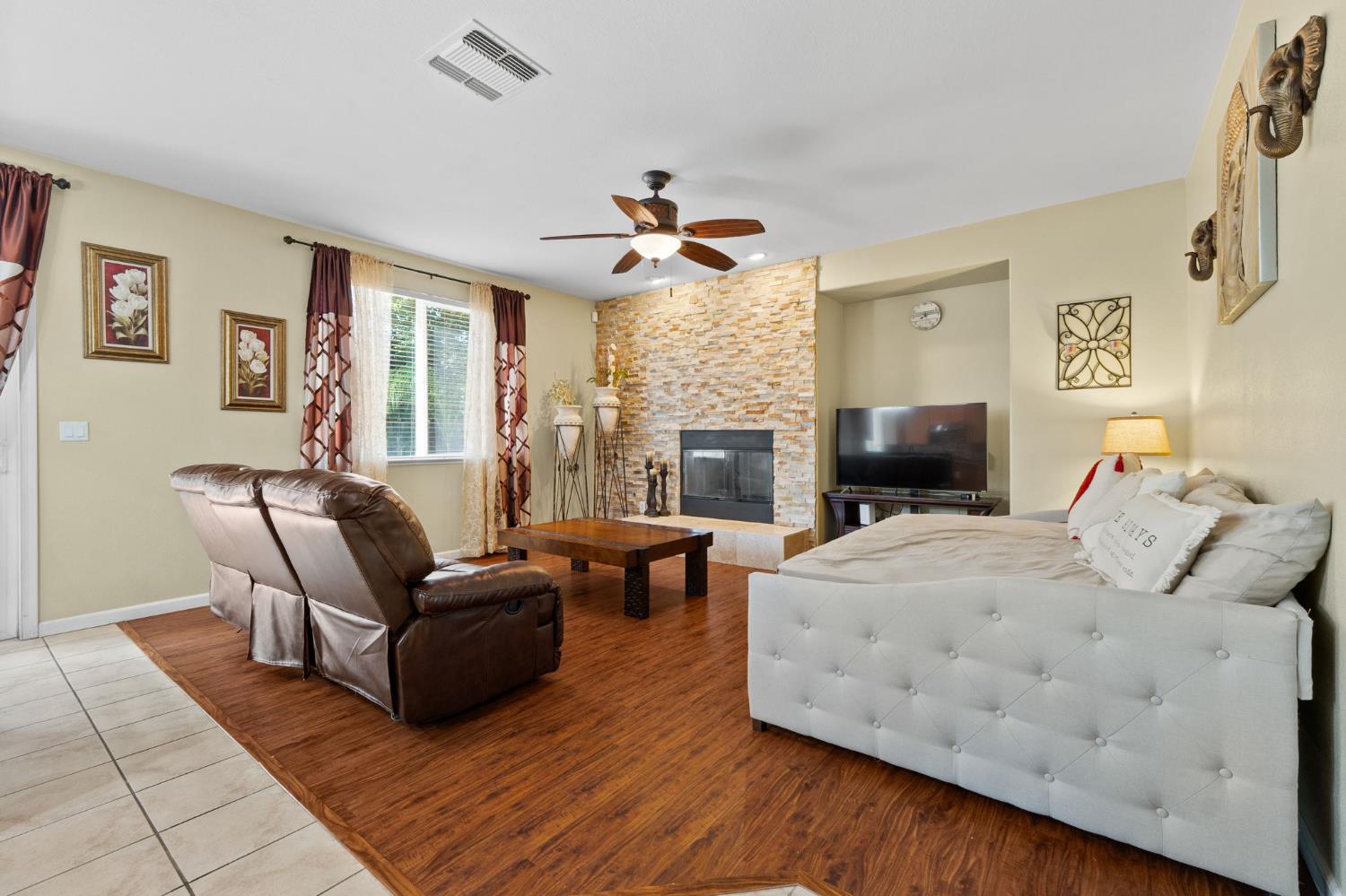 Detail Gallery Image 5 of 33 For 11866 Rubilite Way, Rancho Cordova,  CA 95742 - 4 Beds | 3 Baths