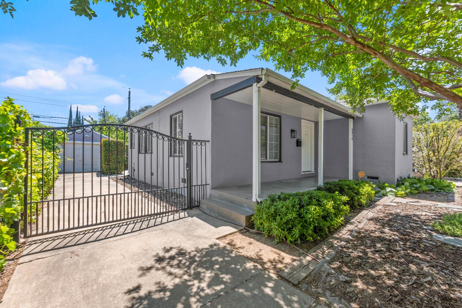 Detail Gallery Image 3 of 51 For 3914 12th Ave, Sacramento,  CA 95817 - 2 Beds | 1 Baths