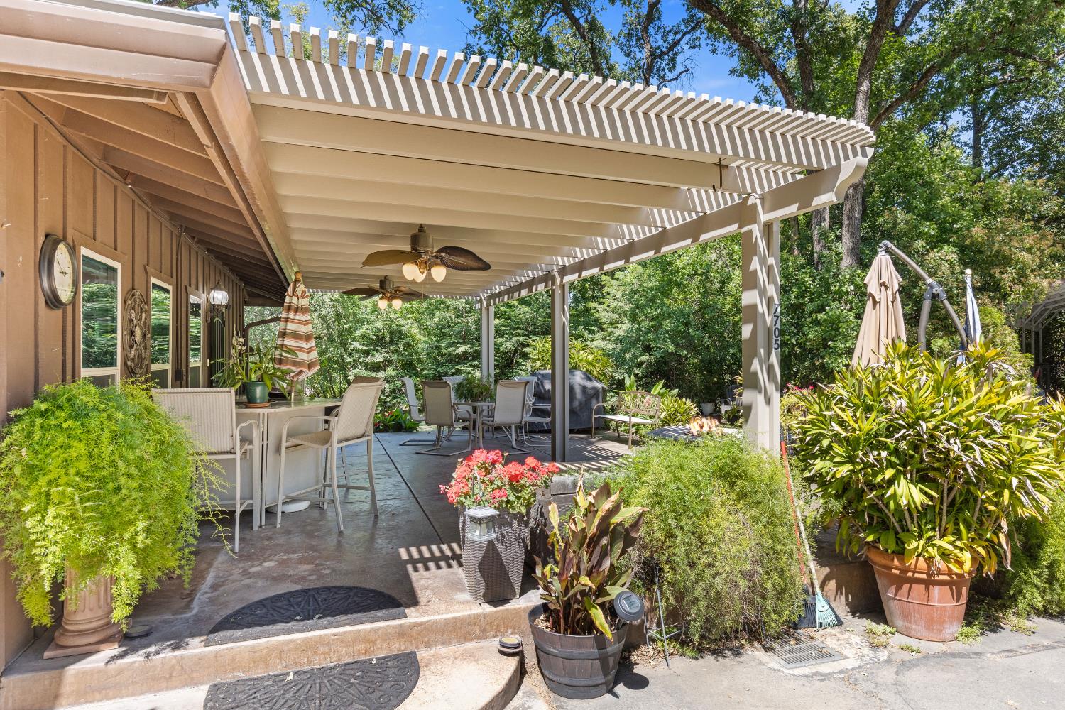 Detail Gallery Image 6 of 59 For 7705 Horseshoe Bar Rd, Loomis,  CA 95650 - 3 Beds | 2 Baths
