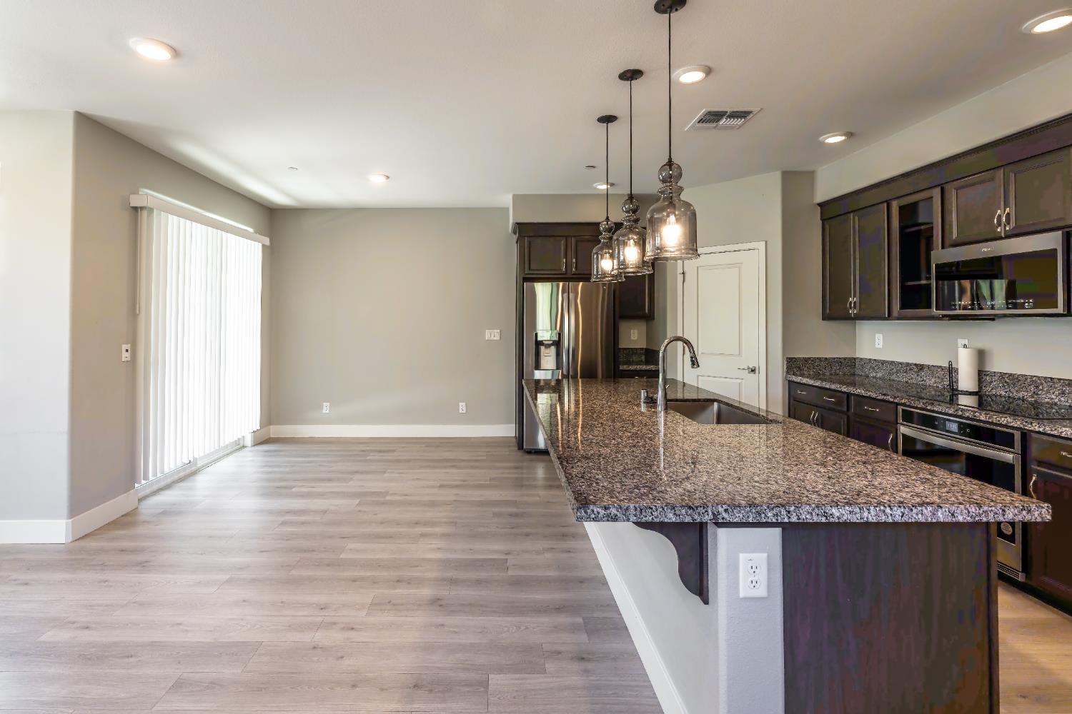 Detail Gallery Image 3 of 41 For 3080 Seaspray Walk, Sacramento,  CA 95833 - 3 Beds | 2/1 Baths