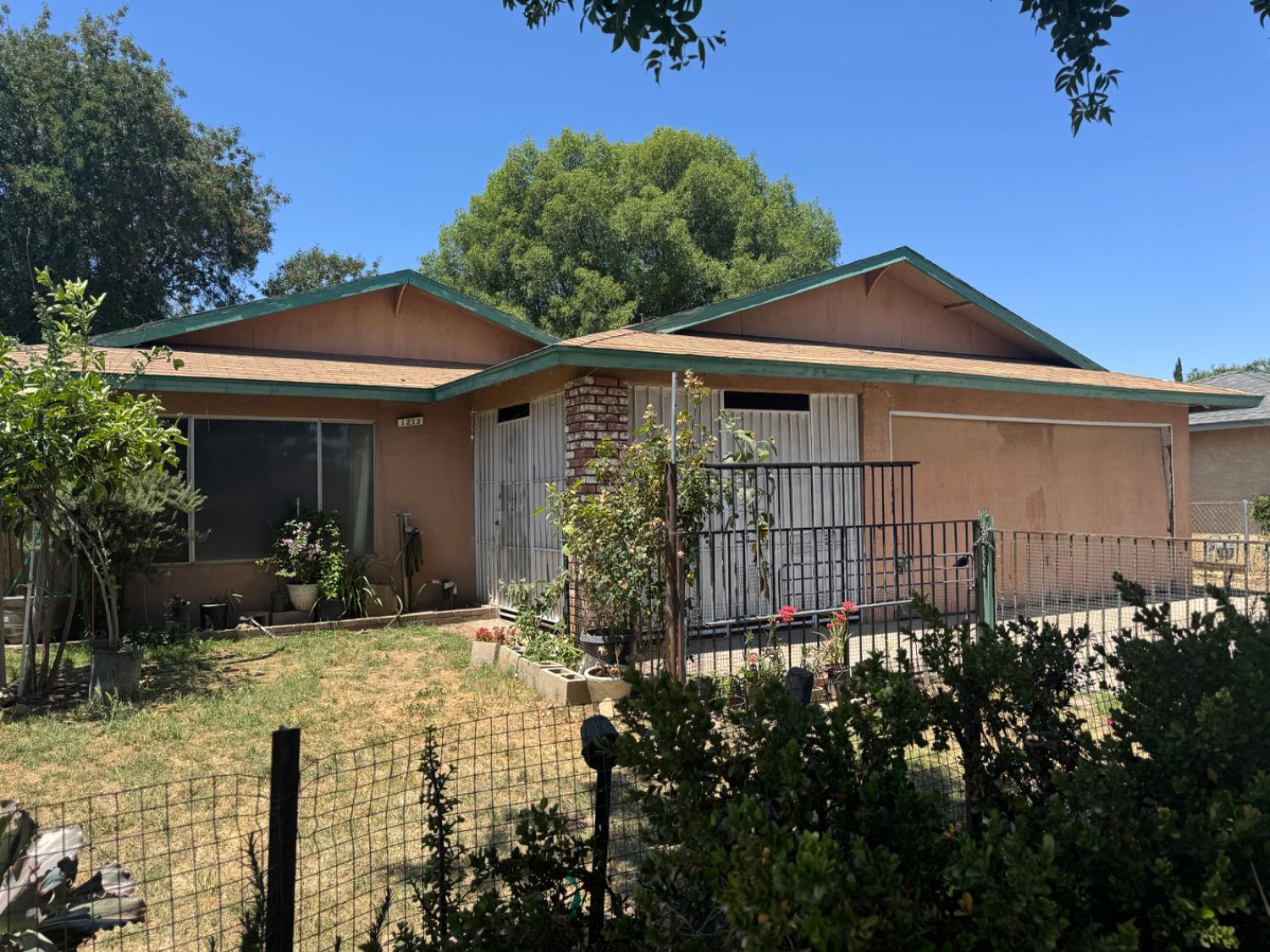 Detail Gallery Image 2 of 20 For 1212 Phillips St, Madera,  CA 93638 - 3 Beds | 2 Baths