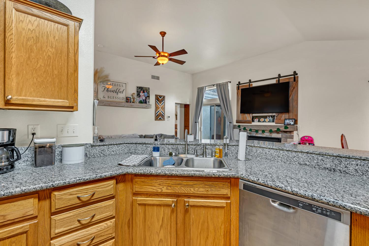 Detail Gallery Image 22 of 47 For 2200 Hanson Ave, Clovis,  CA 93611 - 3 Beds | 2 Baths