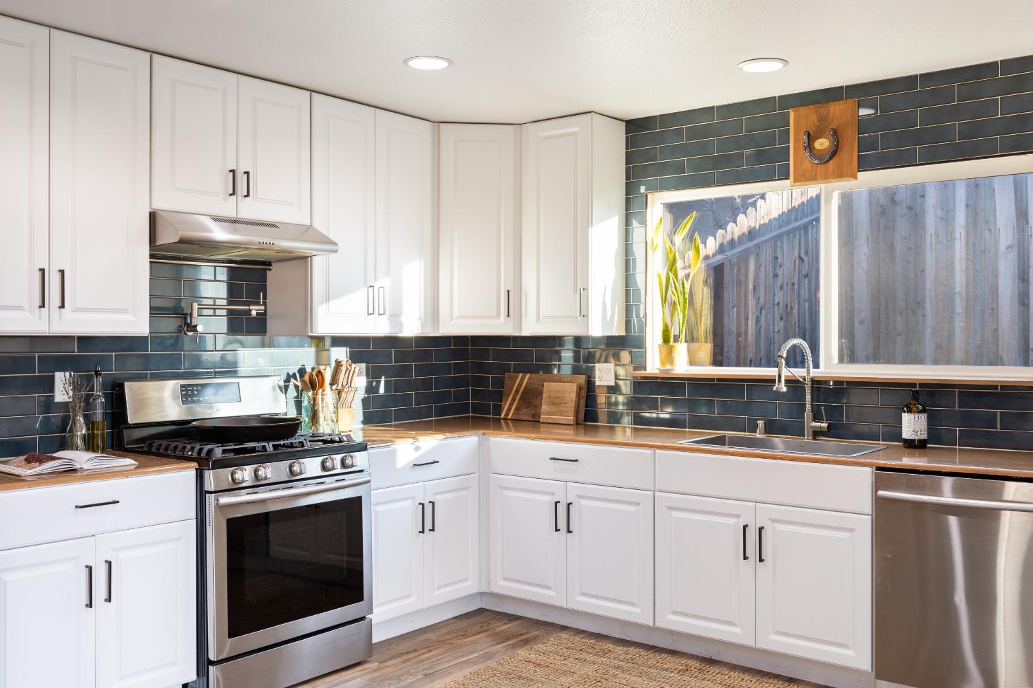 Detail Gallery Image 4 of 36 For 4519 Onyx Way, Carmichael,  CA 95608 - 3 Beds | 2 Baths