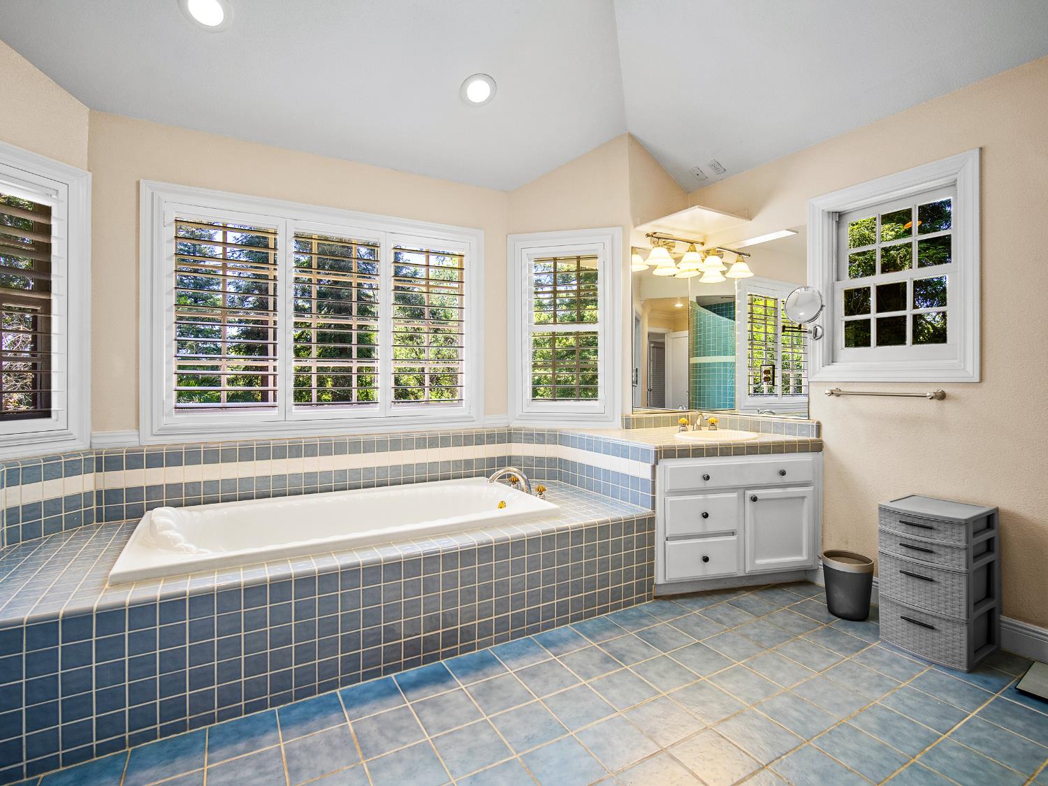 Detail Gallery Image 27 of 85 For 6809 Stanley Ave, Carmichael,  CA 95608 - 5 Beds | 4 Baths