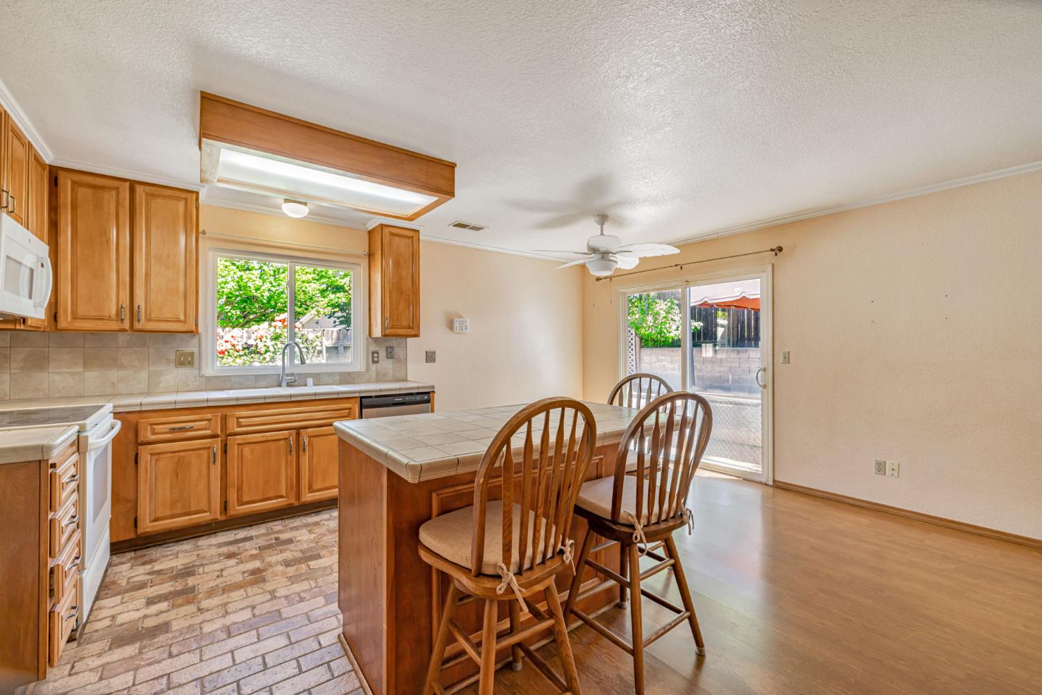 Detail Gallery Image 13 of 37 For 6818 Flaming Arrow Dr, Citrus Heights,  CA 95621 - 3 Beds | 2 Baths