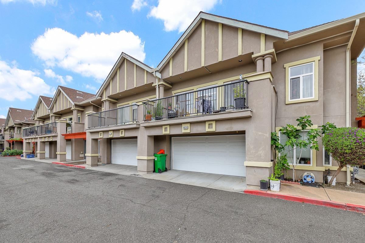 Detail Gallery Image 2 of 51 For 19539 Meekland Ave, Hayward,  CA 94541 - 3 Beds | 3 Baths